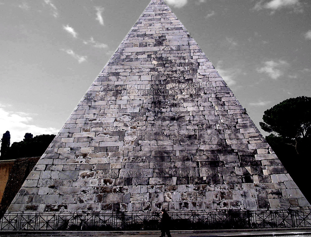 La Piramide di Caio Cestio a Roma